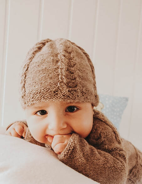 Детская шапка с косами. Фото взято с сайта https://www.garnstudio.com