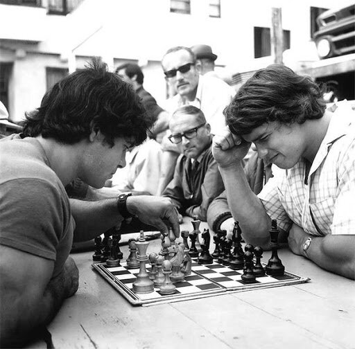 ЦИФРЫ
Сегодня во всем мире болезнью Альцгеймера страдает почти 30 миллионов человек. А к 2050 году пациентов с таким синдромом станет вчетверо больше, предупреждают эксперты Международной ассоциации Альцгеймера. То есть, эта болезнь будет встречаться, как минимум, у 1 человека из 85, так как же не стать жертвой?