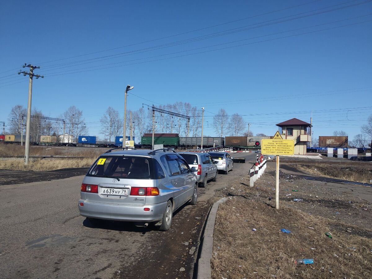Десятки машин выстраиваются перед закрытыми переездами в Биробиджане
