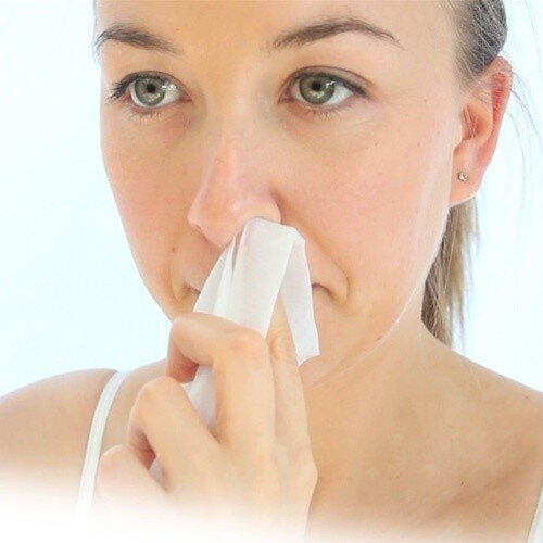 Удалять волосы из носа пинцетом, крайне болезненная процедура.