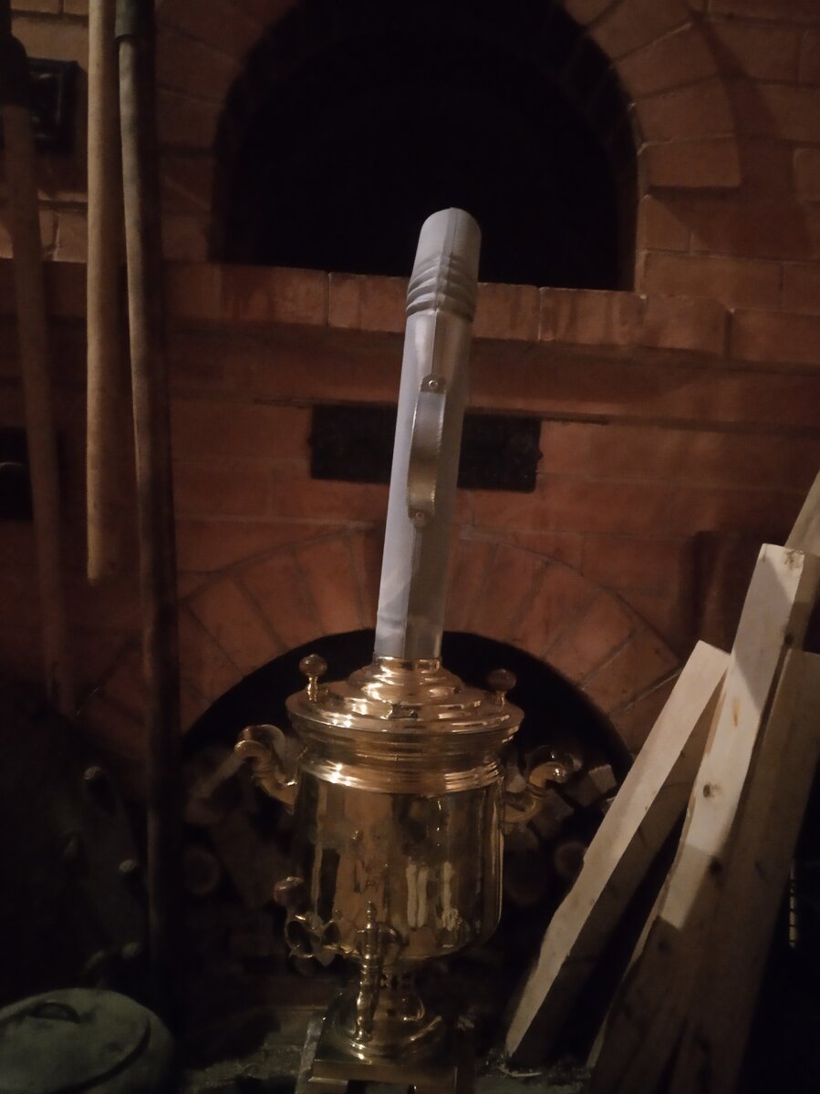 Самовар в музее коломенское. Самовар в музее коломенское. Самовар в избе. Самоварная печь. Самоварная печь.