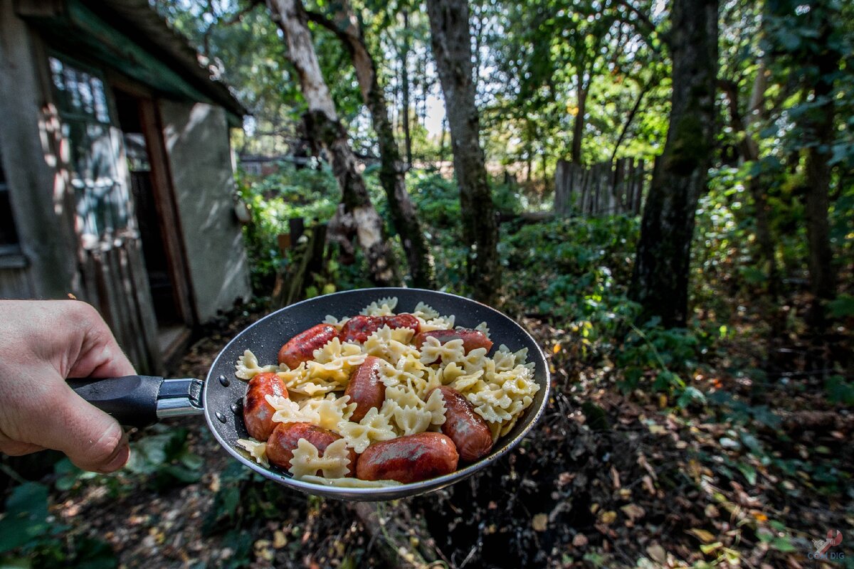 Готовая еда в сковородке. 