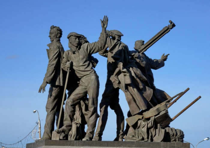 Фото: tripadvisor.ru Памятник Первостроителям