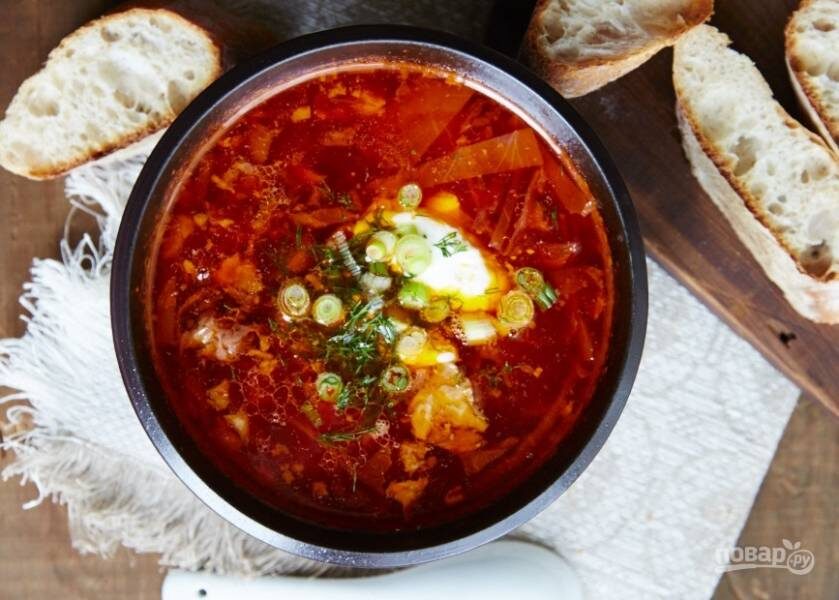 Традиционный борщ в Украине обязательно готовят на основе мясного бульона (свиного или говяжьего). К нему добавляют свеклу и капусту. Расскажу, как приготовить настоящий украинский борщ.