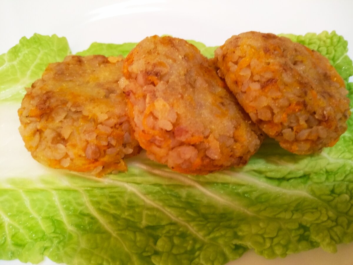 Добрый день! Сегодня приготовим очень вкусные, постные, гречневые котлеты. Готовятся они  просто и быстро, а результат радует своим отменным вкусом. 
