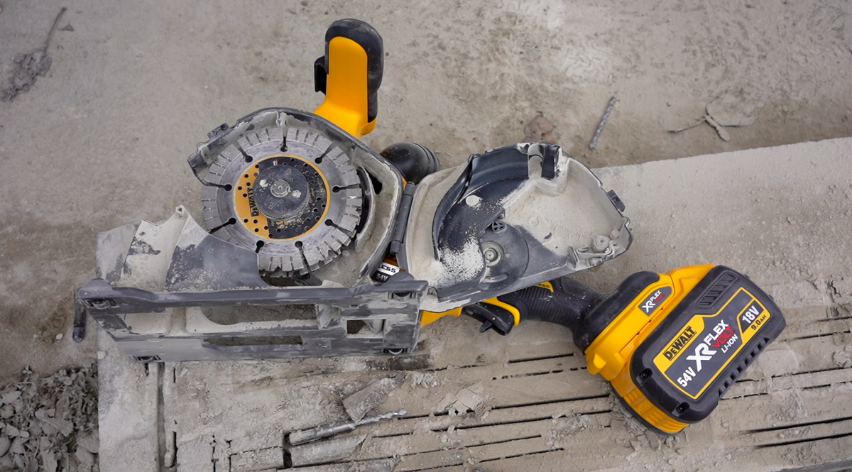 DeWALT DCG200 после работы, с открытым кожухом 