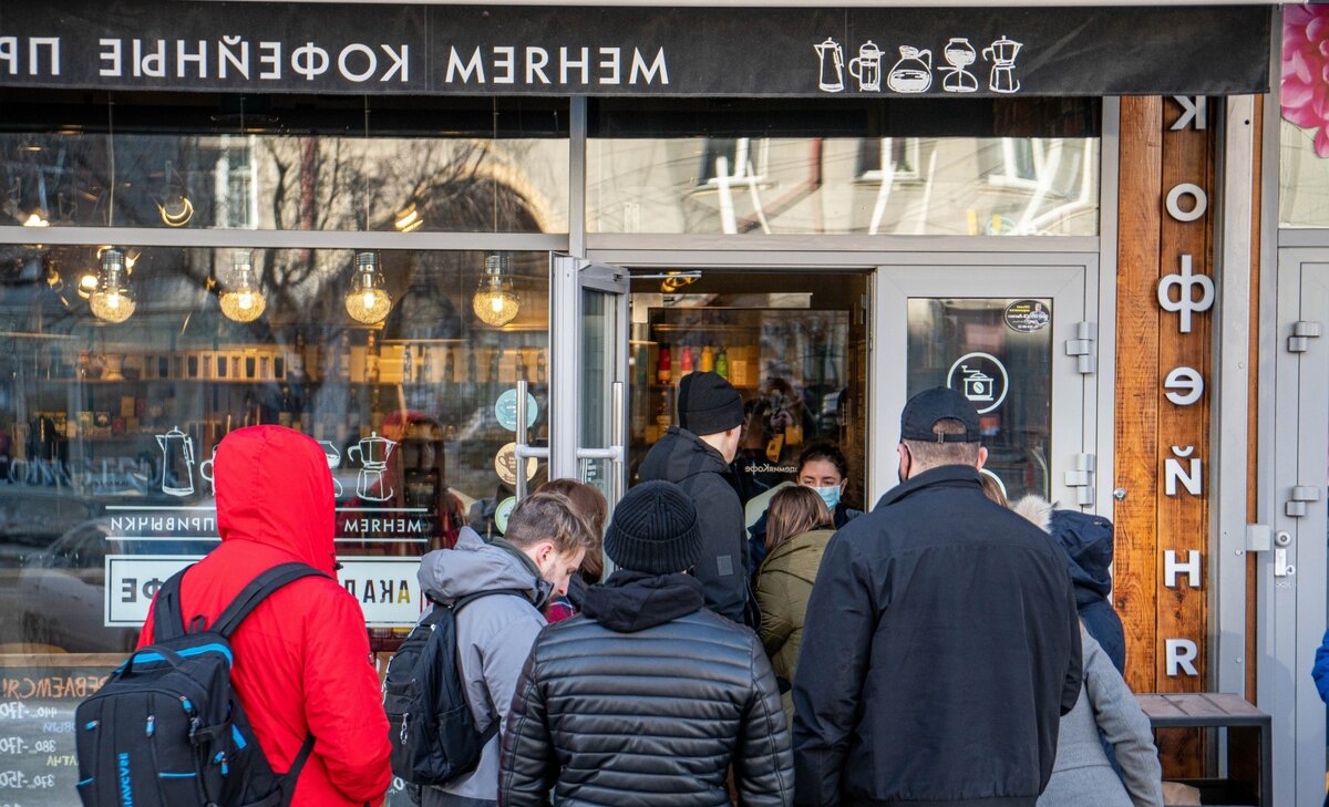 Вот так люди стоят в очередях 
