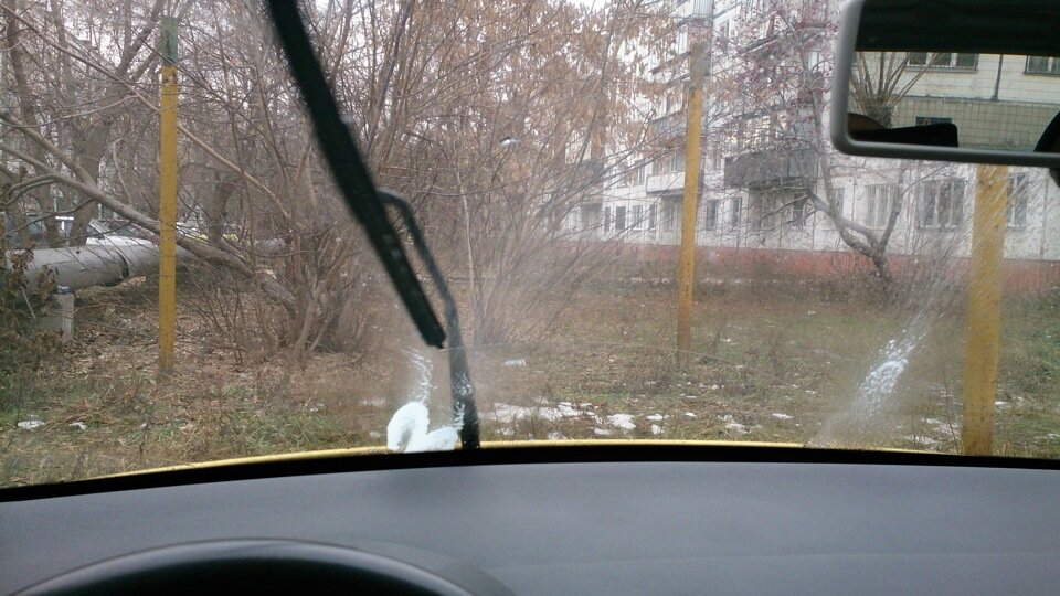 Собственно, все видно… Левая толком не распыляет жидкость и не попадает на верхнюю часть стекла 