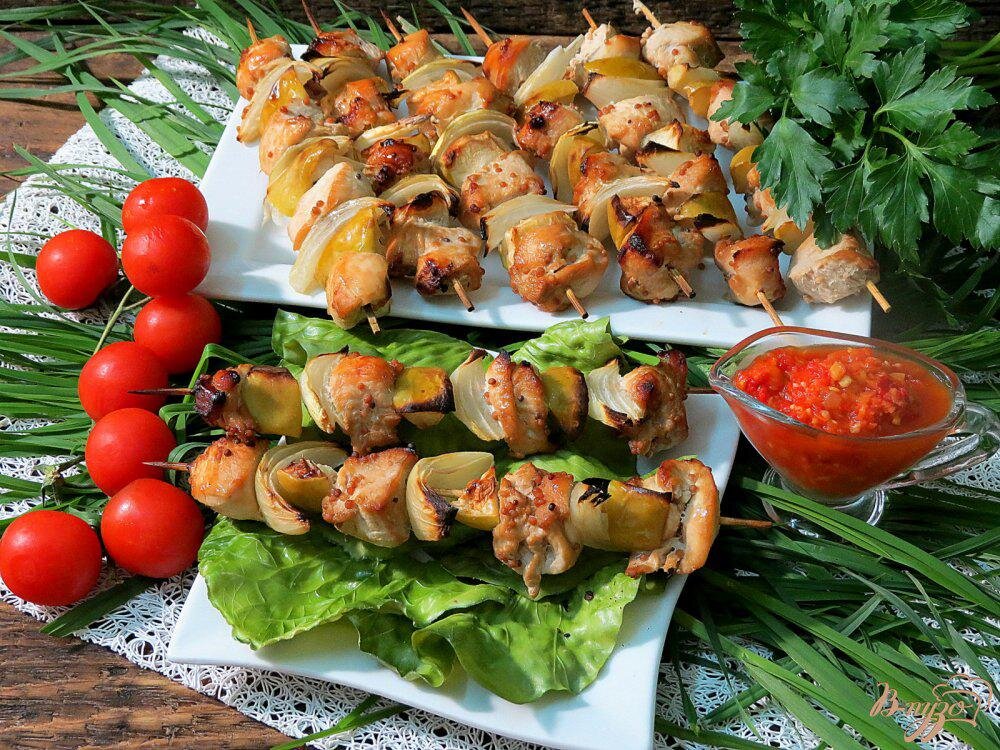 Лук для шашлыка как в шашлычной. Шашлык куриный. шашлык с луком. готовый шашлык. шашлык куриный с луком.