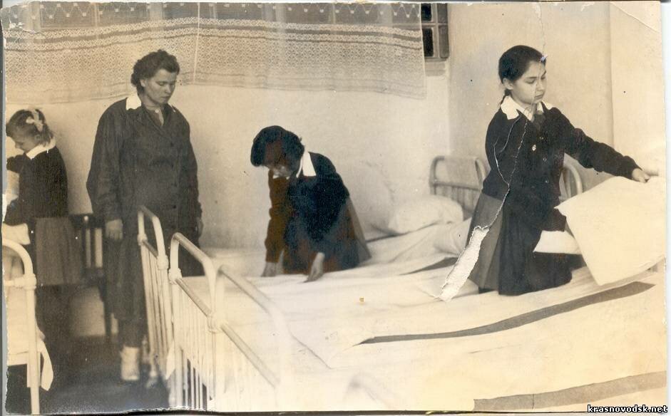 Источник: humus.livejournal.com Школа-интернат советских времён