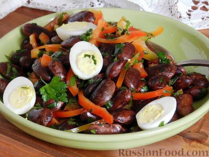 фасоль, перец болгарский, яйца перепелиные, лук зелёный, зелень петрушки, мята свежая, масло оливковое, уксус бальзамический, соль