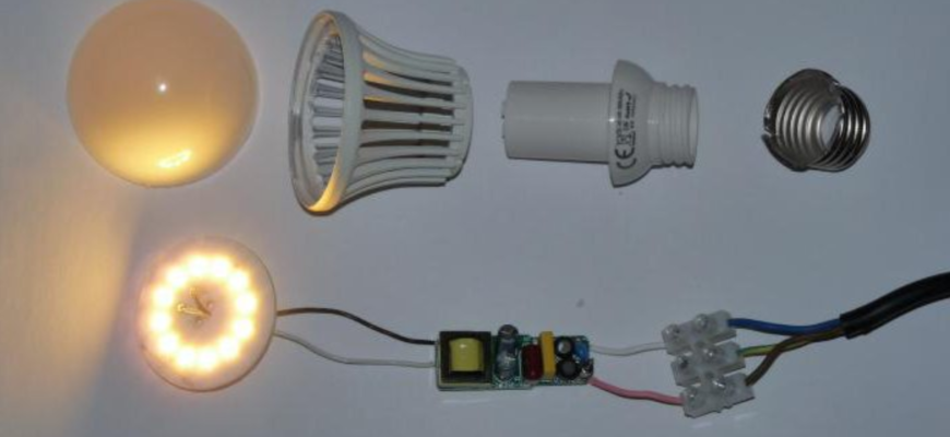 Ни в коем случае не приступайте к работам, пока не изучите устройство светильника, и не разберетесь с принципиальной схемой сборки и подключения. Ремонт светодиодных ламп 220 В своими руками нельзя производить, не имея элементарных познаний в электротехнике. Но это не значит, что разобраться сможет только инженер или электрик.