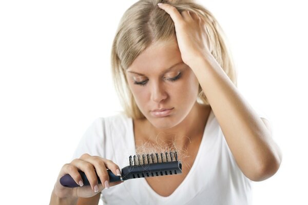 При выпадении волос необходимо обратиться за консультацией к эндокринологу.