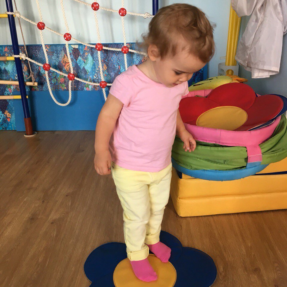 Я с очень маленького возраста дочери водила её в какие-нибудь кружки. Вначале даже не для её развития, а для того, чтобы мне самой общаться с другими мамочками