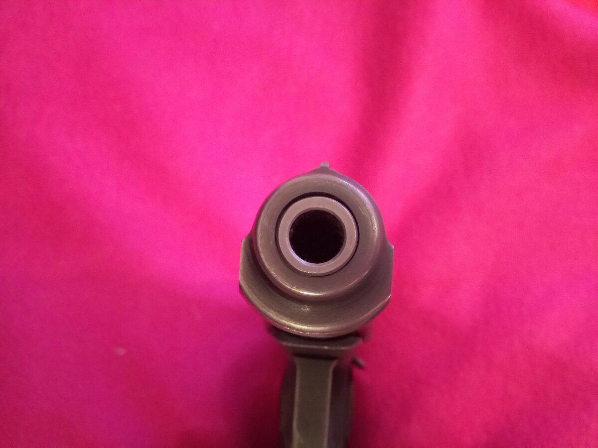 Вид МР-80-13Т с дульного среза. Увидев его в метре от себя... сможете безошибочно идентифицировать травмат (при практически идентичном с ПМ диаметром канала ствола)? Готовы поставить на это свою жизнь? 