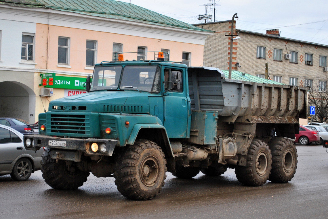 Краз в городе. Рядом легковая - для контраста. Фото из открытых источников (источник: ukrmodels.org.ua) 