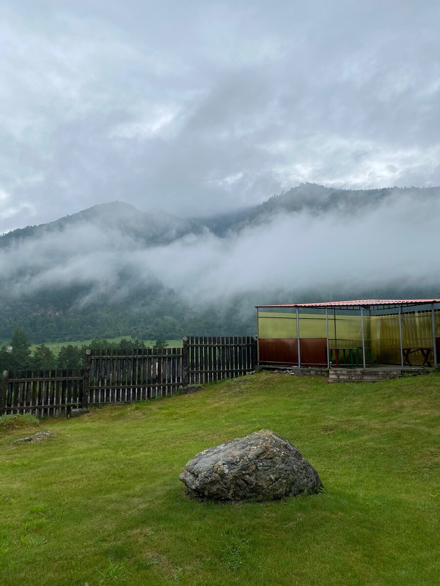 Каждое утро вы будете наблюдать такую картину.Ранним утром горы устилает туман, это явление здесь называется  Седой Алтай.