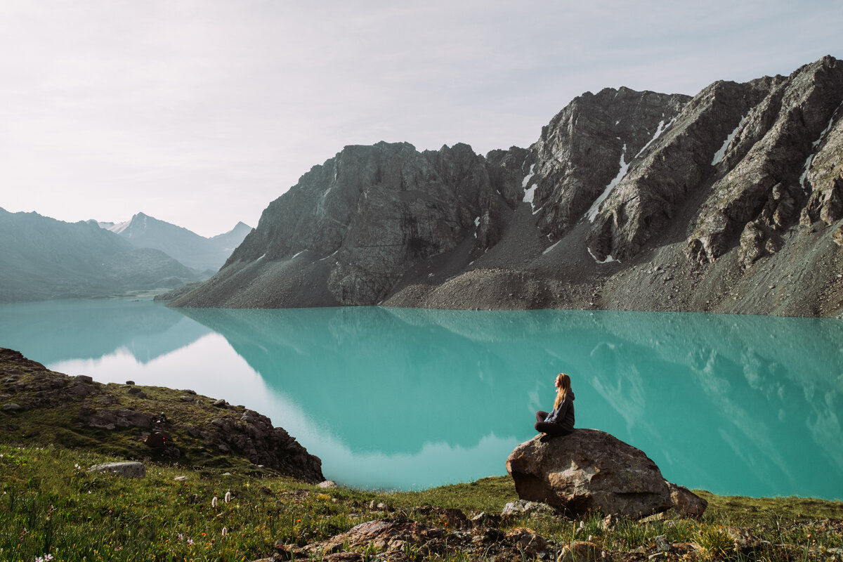 Созерцаю красоту озера Алакуль, Киргизия.