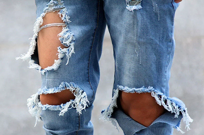 Говорят, название нативной рекламы "джинса" возникло в девяностых - тогда журналист, разместивший в своем СМИ косвенную рекламу, мог на гонорар от заказчика купить вожделенную пару новых джинсов. И это считалось крутым.