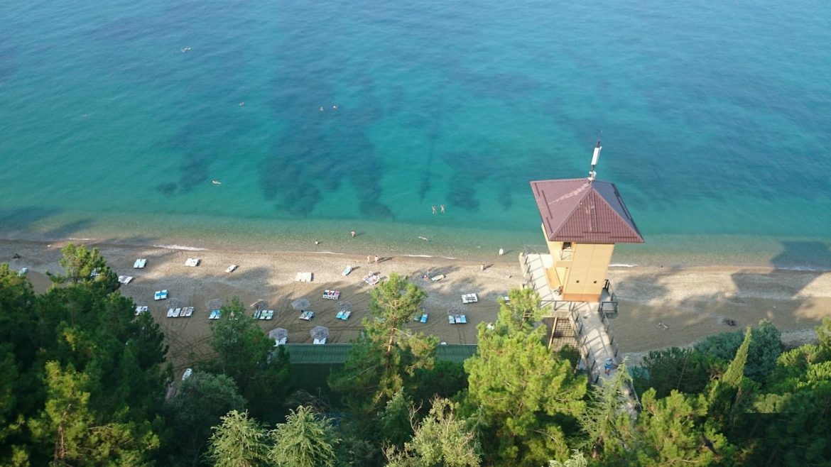 Вид на пляж с высоты птичьего полета