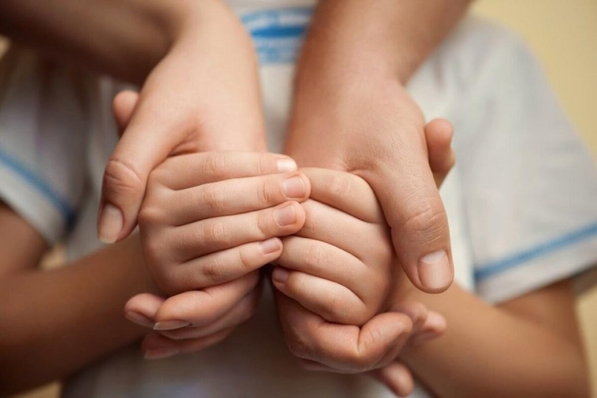 3 ладони. Семья руки. Школа замещающих родителей. Руки родителей и детей. Детская рука родители.