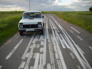 В Псковском районе одна из дорог местного пользования обладает уникальной разметкой.