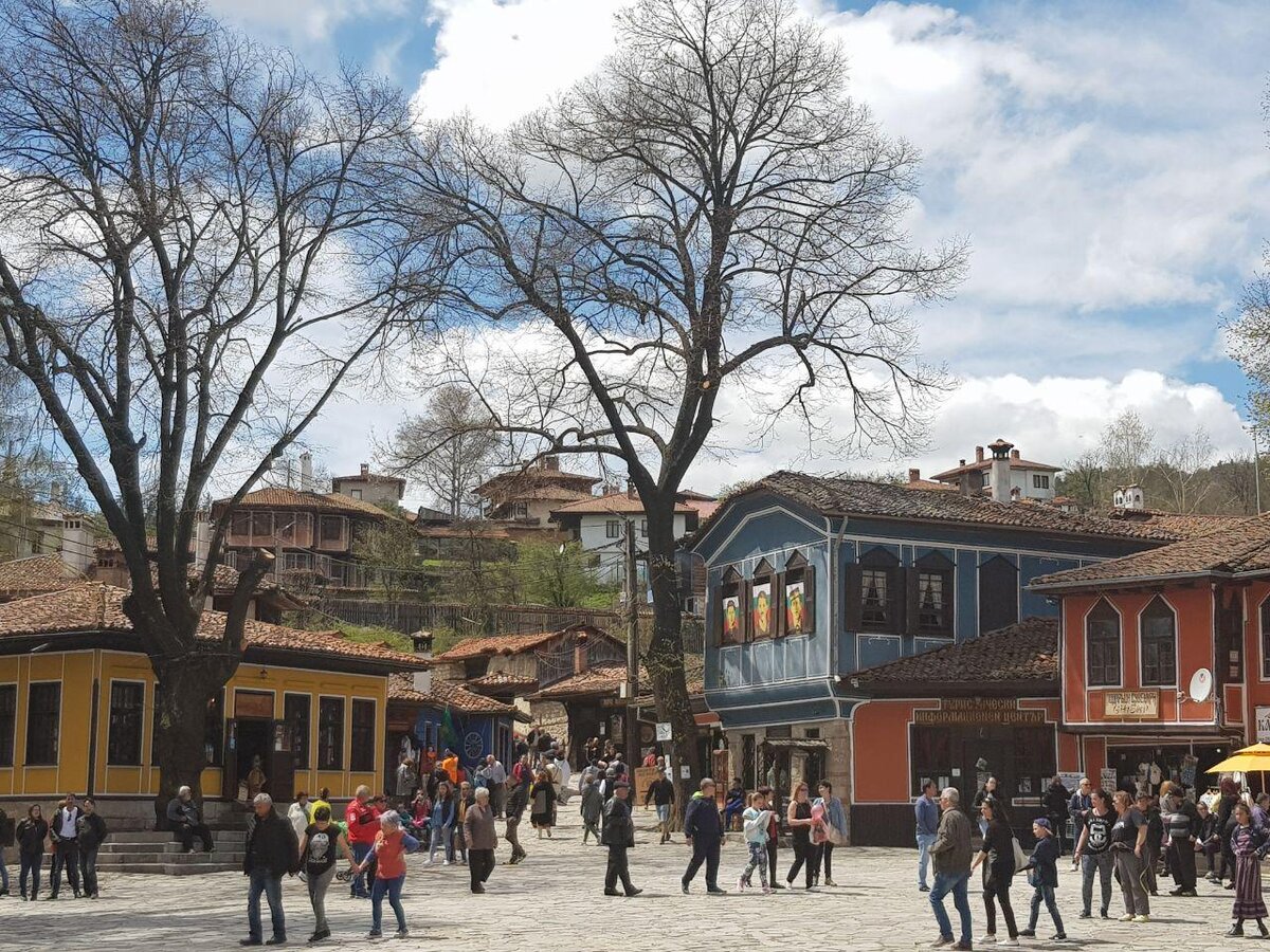 На народном празднике 1 мая в Копривщица.  Первое большое путешествие по стране. Знакомство с традициями, праздниками и традиционной кухней.