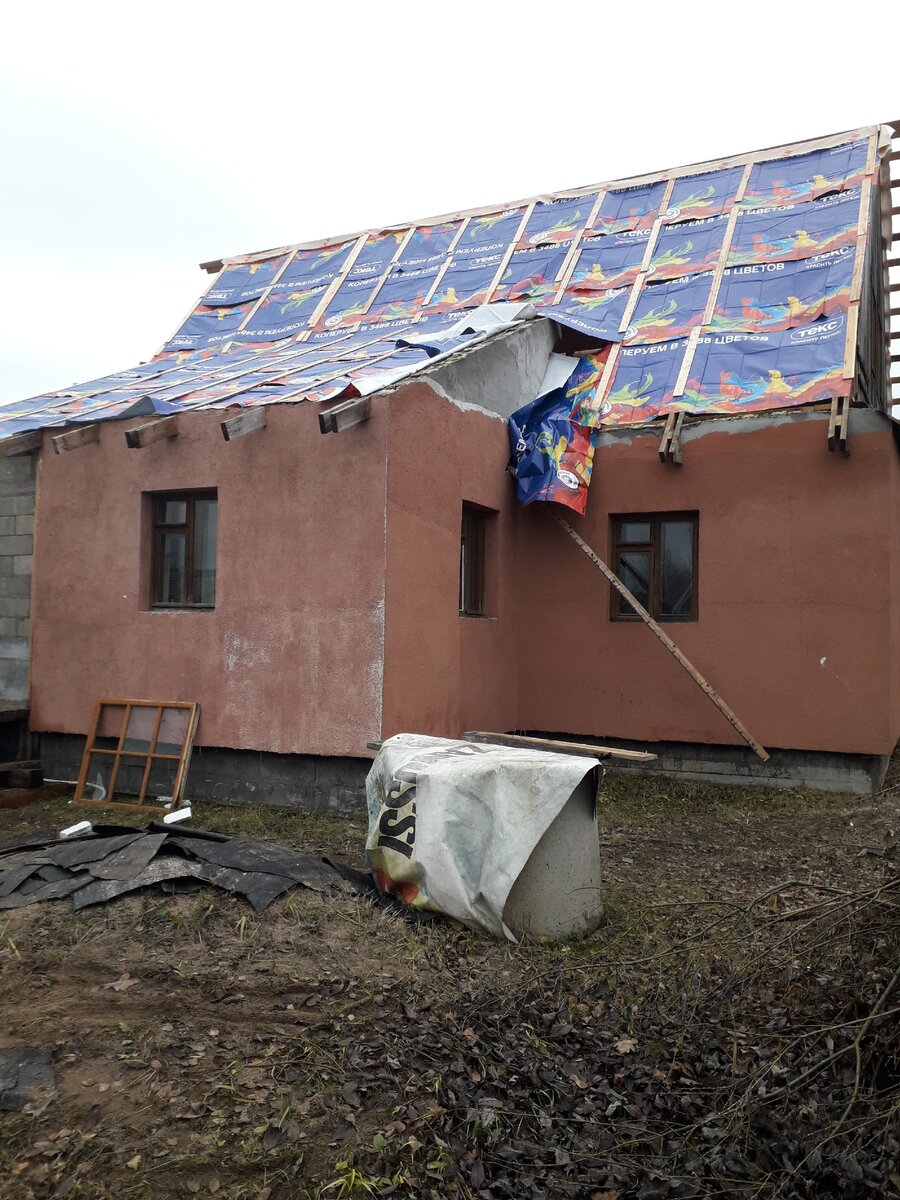 Там где ветровлагозащита еще не была установлена крыша закрыта баннерами.