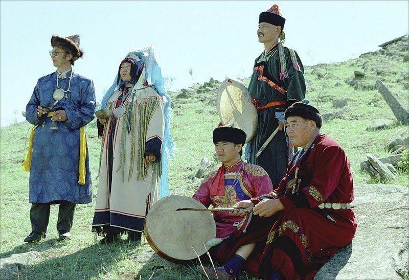 Буряты —  населяют Западное и Восточное Прибайкалье. Численность — 550–690 тыс. чел.  Язык относится к монгольской группе алтайской языковой семьи. Являются северным форпостом монгольского мира.-2-2