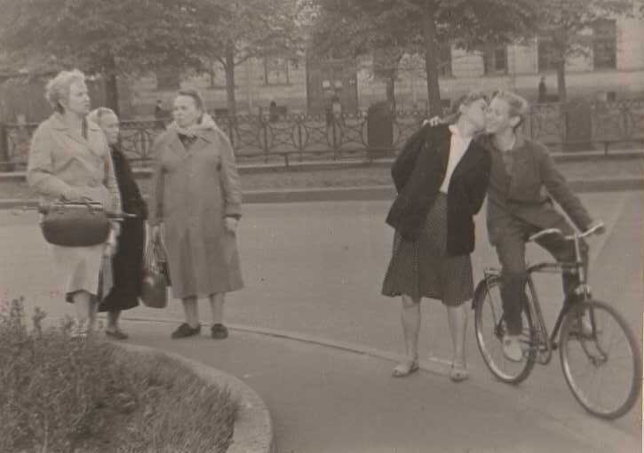 У дома
Неизвестный автор, 1965 - 1969 год, г. Ленинград, из архива Ольги Евгеньевны Шитовой-Беловой.