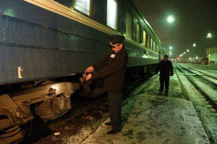 Контроль поезд. Таможенный контроль ЖД. Таможенники на железной дороге. Таможенный осмотр поезда. Поезд на таможне.