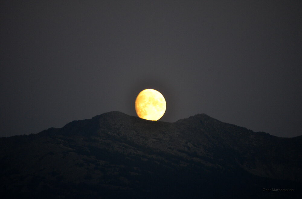 луна всходит над хребтом Корбу