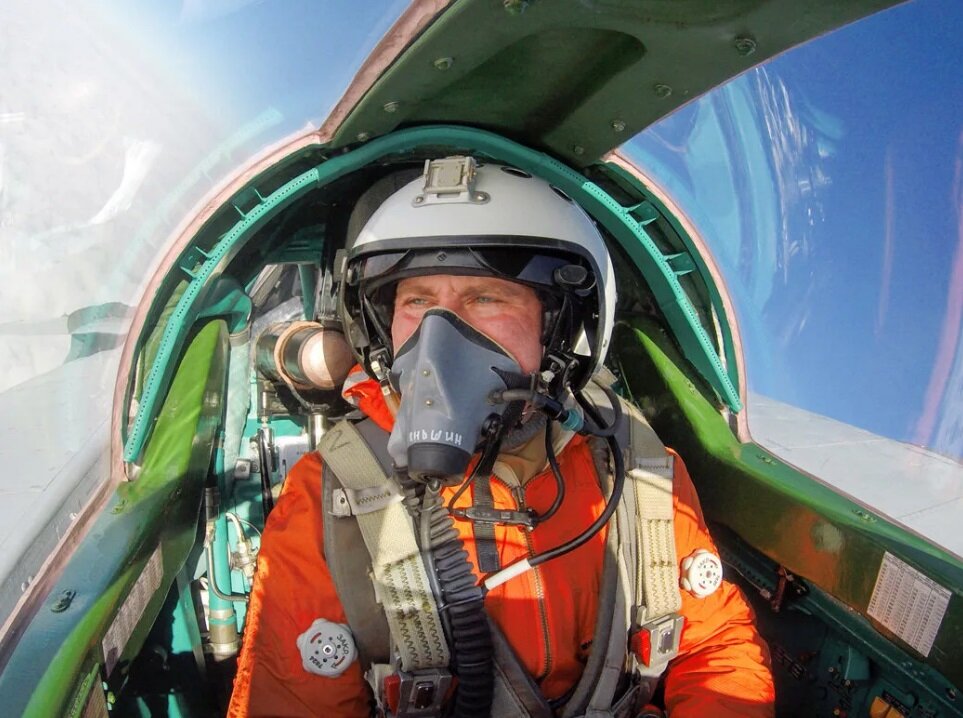 Клапана типа КС расположены плечевой части рукавов. В случае катапультирования и приводнения, их необходимо закрыть для избежания попадания воды внутрь ВМСК.