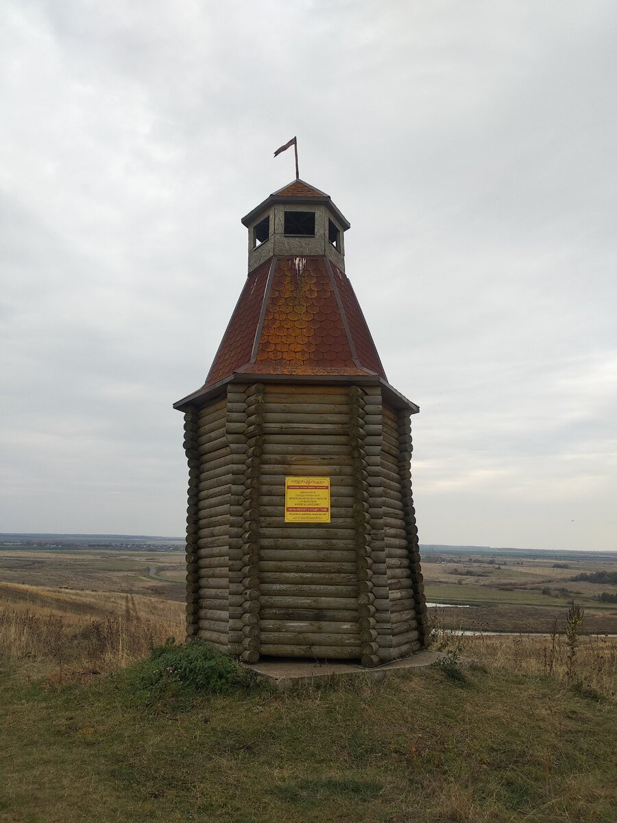 Башня при въезде через поле.