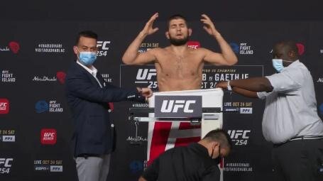 Хабиб Нурмагомедов на церемонии взвешивания