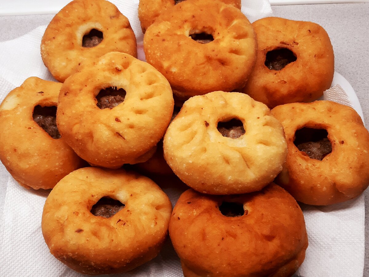 беляши с картошкой в армавире. круглые беляши. беляши необычной формы. пирожки с картошкой жареные. картофельные беляши.