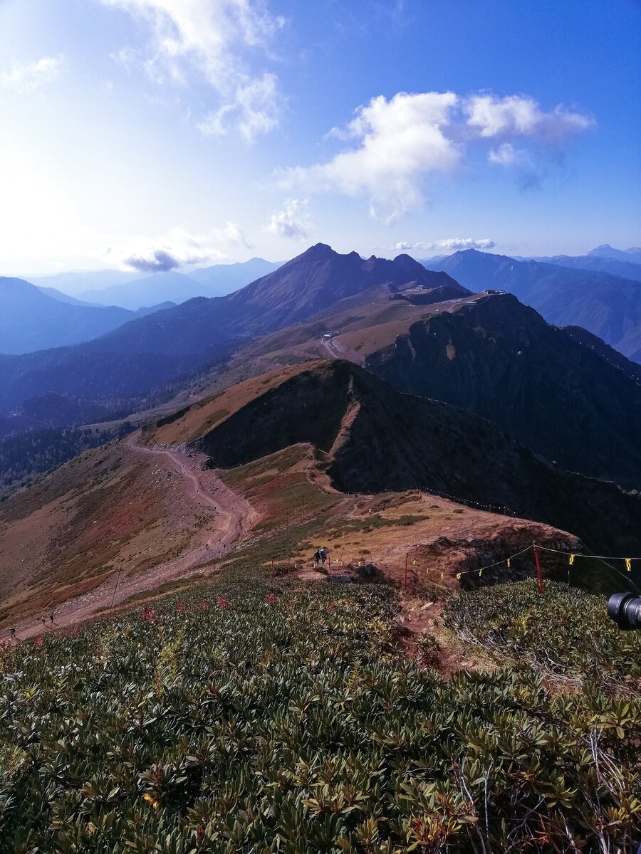 Вдалеке видна канатная дорога Роза Хутор 2320м. Фото из личного архива.