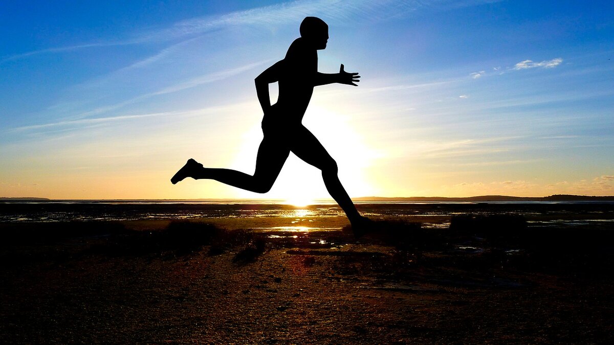 Running на телефон. Бегущий человек. Спорт на закате. Бег на закате. Человек бежит в закат.