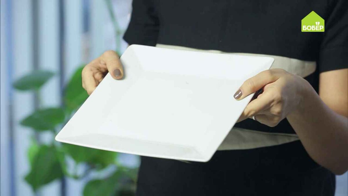 Возьмите плоскую ровную тарелку, на которую будет установлена композиция.