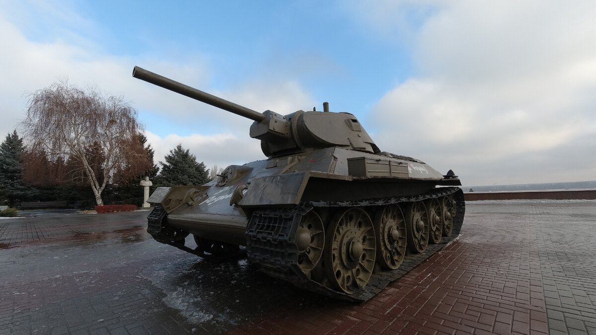 Танк Т-34-76 у музея-заповедника "Сталинградская битва" в Волгограде