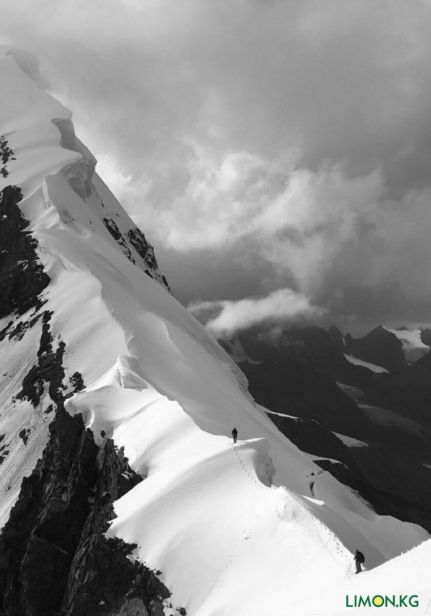 Где самые холодные места в Америке? Перевал Роджерс, расположенный на высоте 5610 футов над уровнем моря, является вторым по холодности местом в США.он расположен на континентальном водоразделе в американском штате Монтана. Перевал Роджерс считается лучшим маршрутом между городами Грейт-Фоллс и Миссула, штат Монтана. Перевал является местом самой холодной температуры, когда-либо зарегистрированной в США за пределами Аляски. 20 января 1954 года во время сильной холодной волны была зафиксирована низкая температура -70 °F (-57 °C).