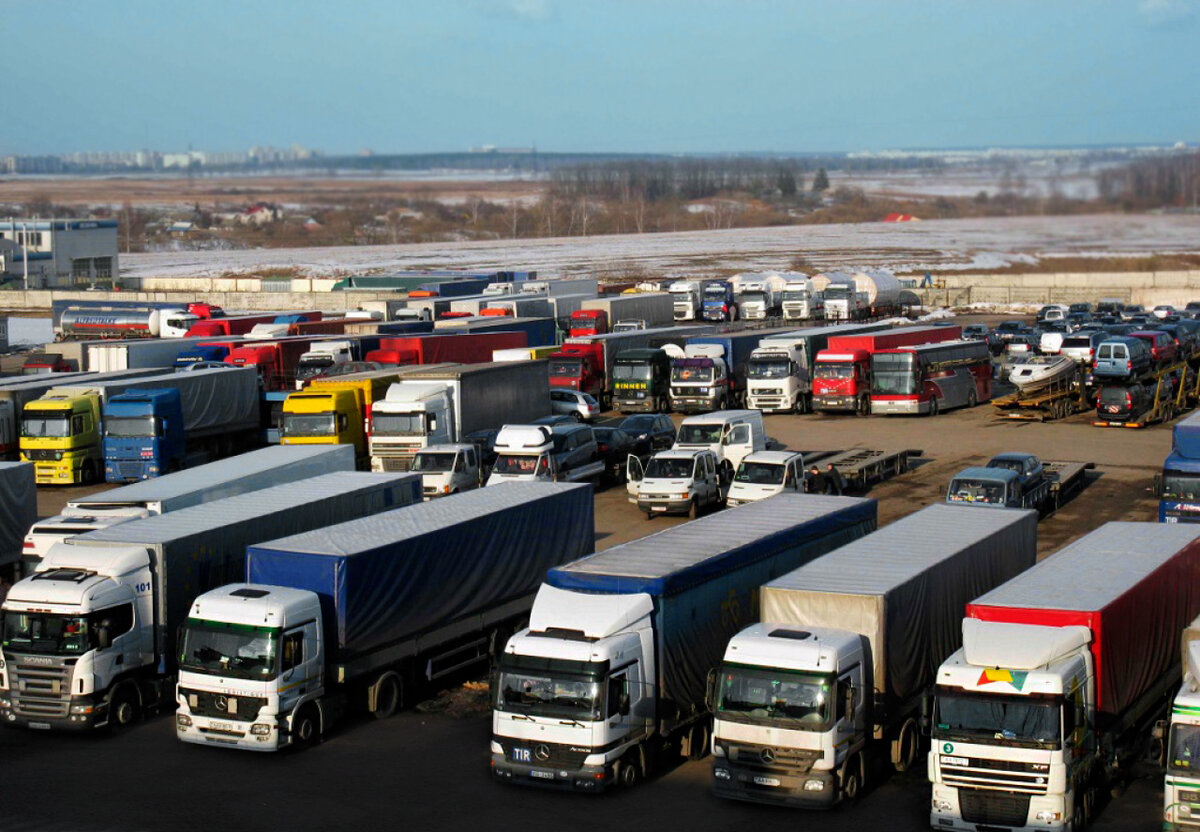 Парк грузовых автомобилей. Груз нескольких лет. Fuso мерседес. Стоянка грузовых автомобилей. Транзитные перевозки.