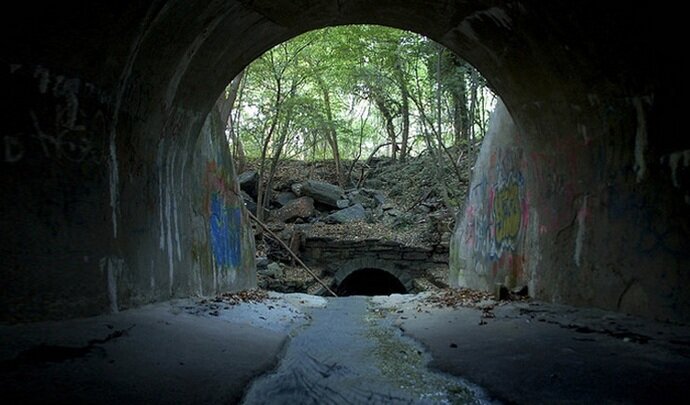 Страшные туннели за винокурней "Черный принц"