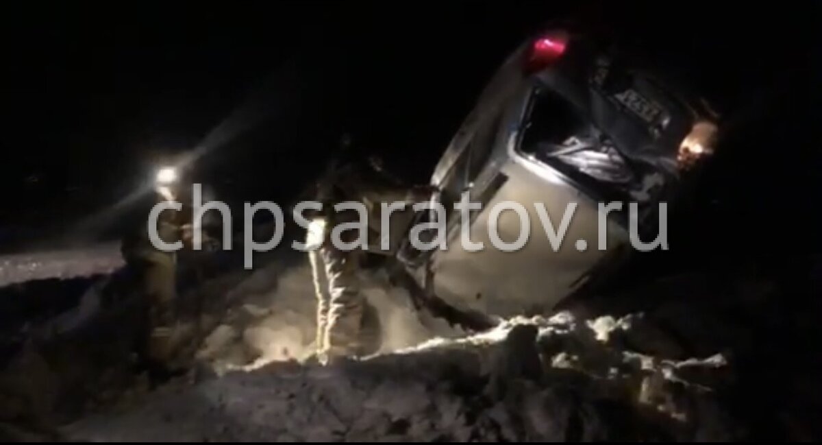 На месте работают спасатели областной службы спасения, медики скорой помощи, сотрудники ДПС и пожарной охраны.