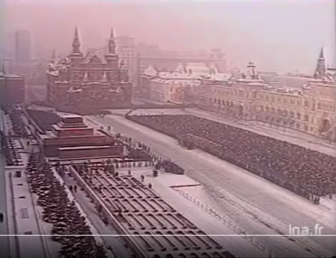 Сколько людей в каре на площади?