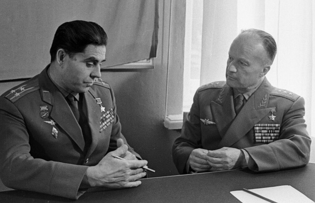 Командир первого отряда космонавтов Николай Каманин в годы войны командовал подразделением, в состав которого входила и эскадрилья Берегового. На этом основании многие полагали, что Каманин протащил в космонавты своего любимчика. Источник фото  https://visualrian.ru/images/old_preview/6/78/67846_preview_wm.jpg 