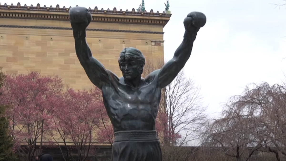 Кадр из видео: Филадельфия США.Статуя Рокки Бальбоа.Love Park 