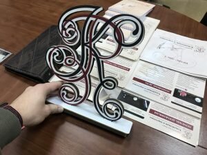     Первое на что стоит обратить внимание: это состояние автомобиля. Если  автомобиль полностью в заводской окраске, вы покупали его новым и  досконально знаете всего его дефекты, то у вас выигрышный вариант. Если  же, ваш авто имеет возраст 10-15 лет и более, имеет участки коррозии,  гнилые места, то тут сомнительная ситуация, в которой нуждается  экспертиза, которая установит давность повреждения и исключит спорные  моменты.