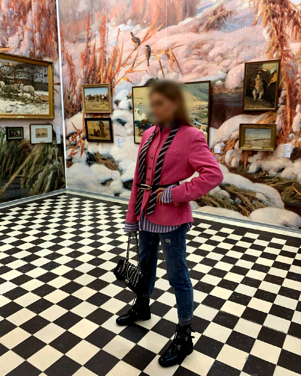 От того, что такая дама десять раз в неделю фотографируется на фоне картин — культурной она не станет. А что нужно, чтобы стала?