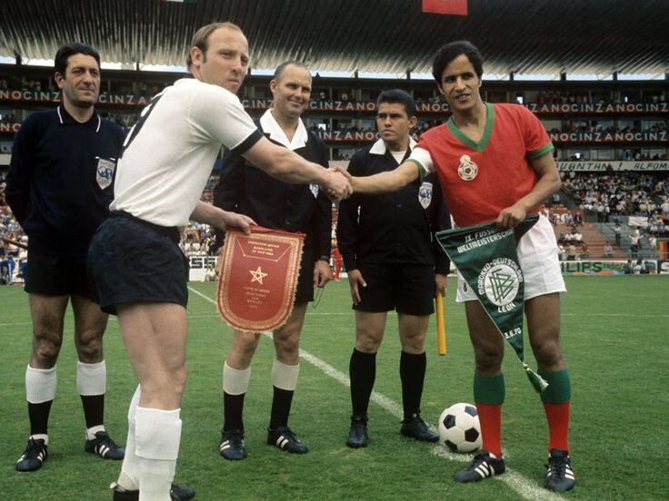 Первое противостояние ФРГ и Марокко. Капитаны Уве Зеелер(№9) и Дрисс Бамусс(№8)